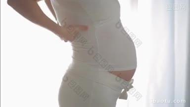 意大利几个月怀孕的<strong>妇女按摩</strong>她的背影